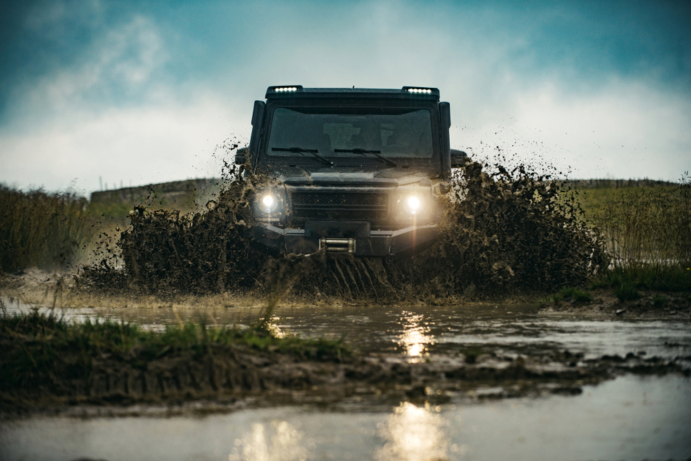 Jeep 4x4 atravesando barro profundo